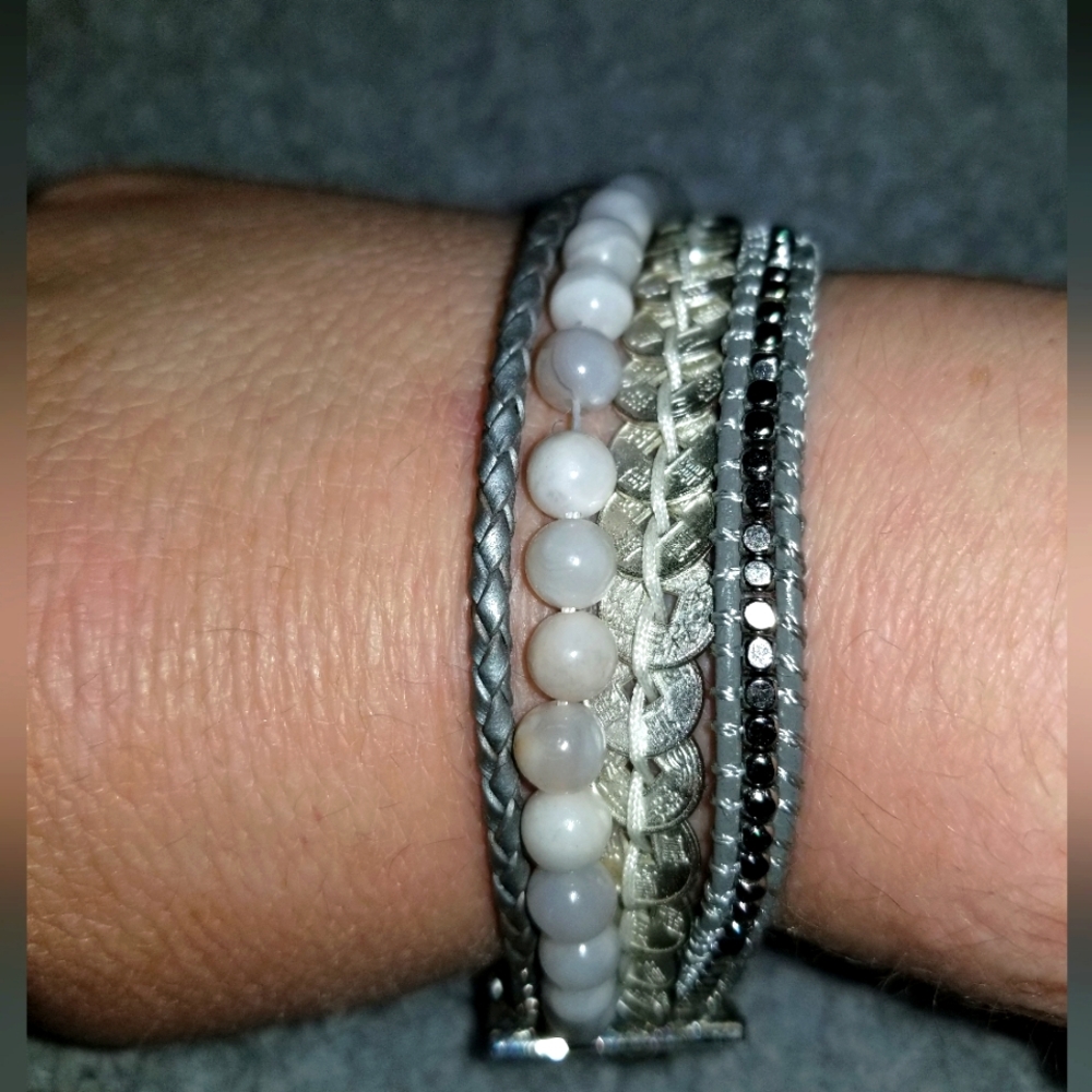 Lot of 2 victoria Emerson braclets
